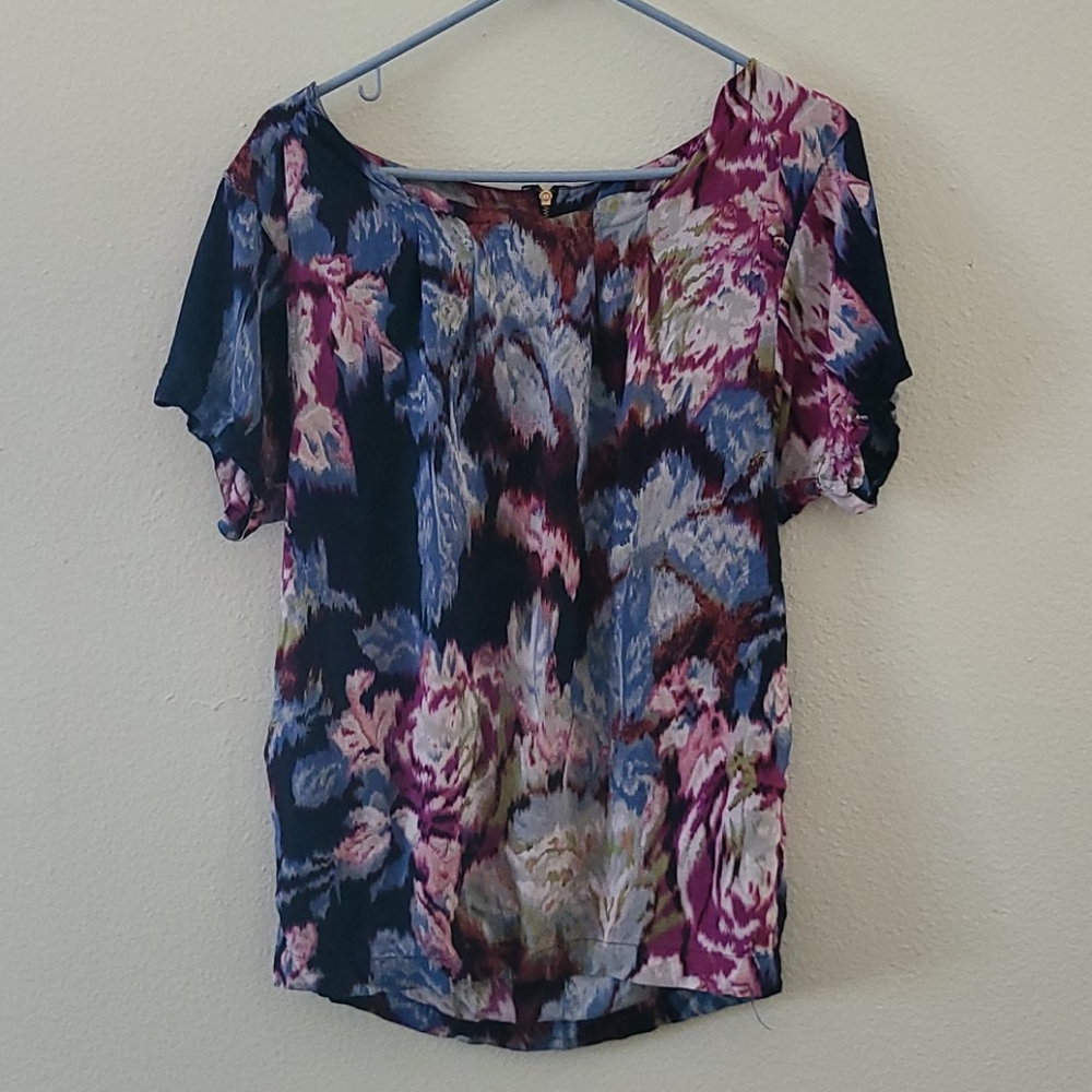 Ecote floral blouse w/ pockets!